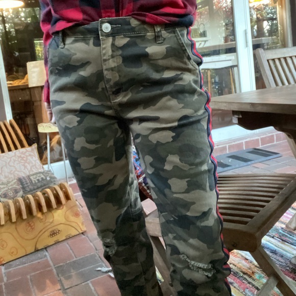 I&M Premium Jeans, Camo joggers with side stripes 4 pockets. Size Medium - Picture 6 of 9